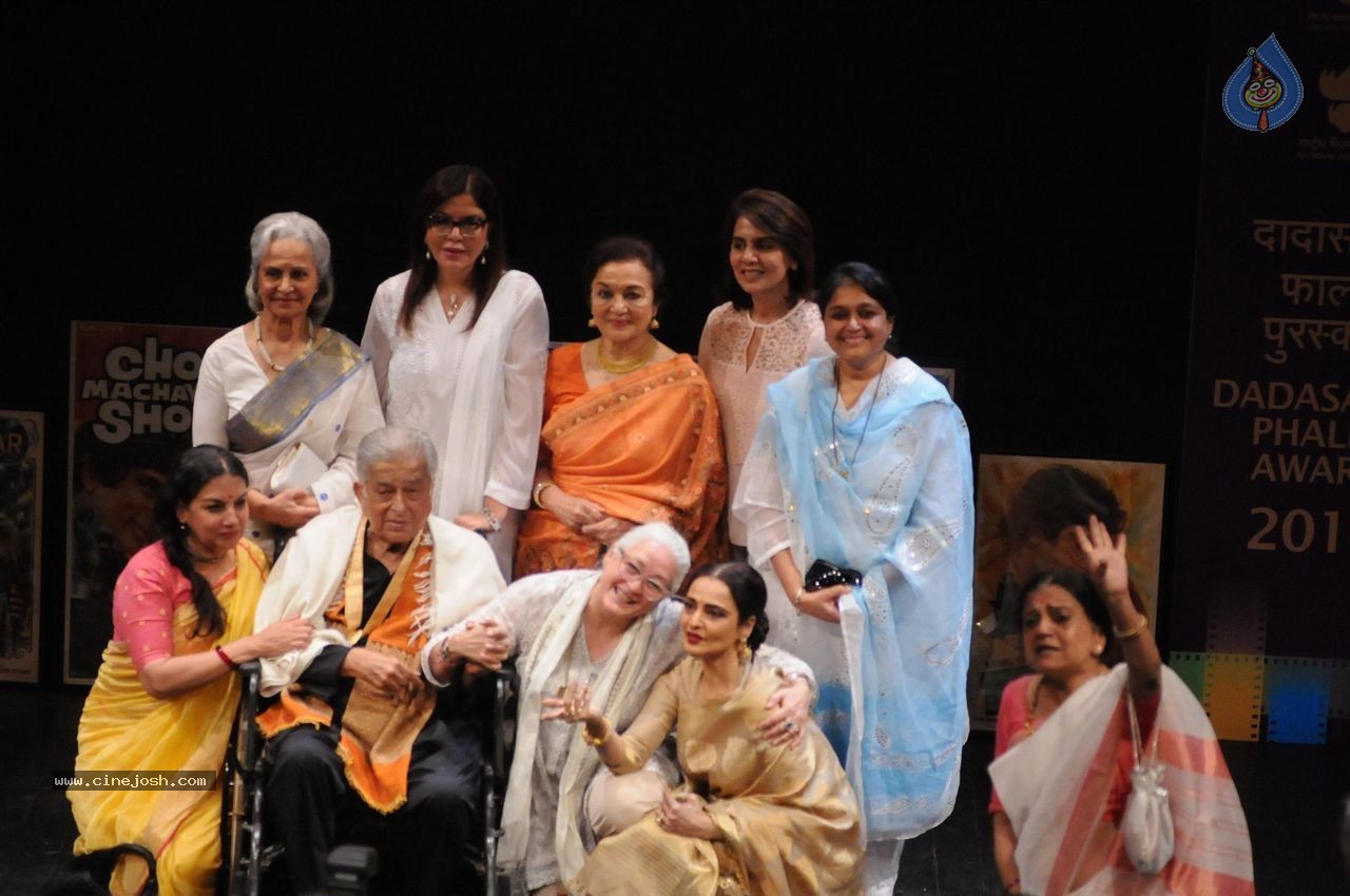 Bolly Celebs at Dadasaheb Phalke Award Presentation  - 78 / 111 photos