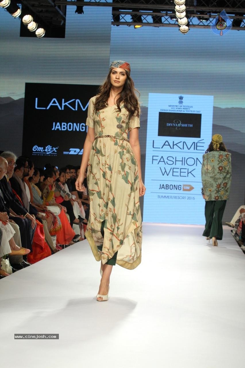 Bolly Celebs at Day 3 LFW Summer Resort 2015 - 30 / 115 photos