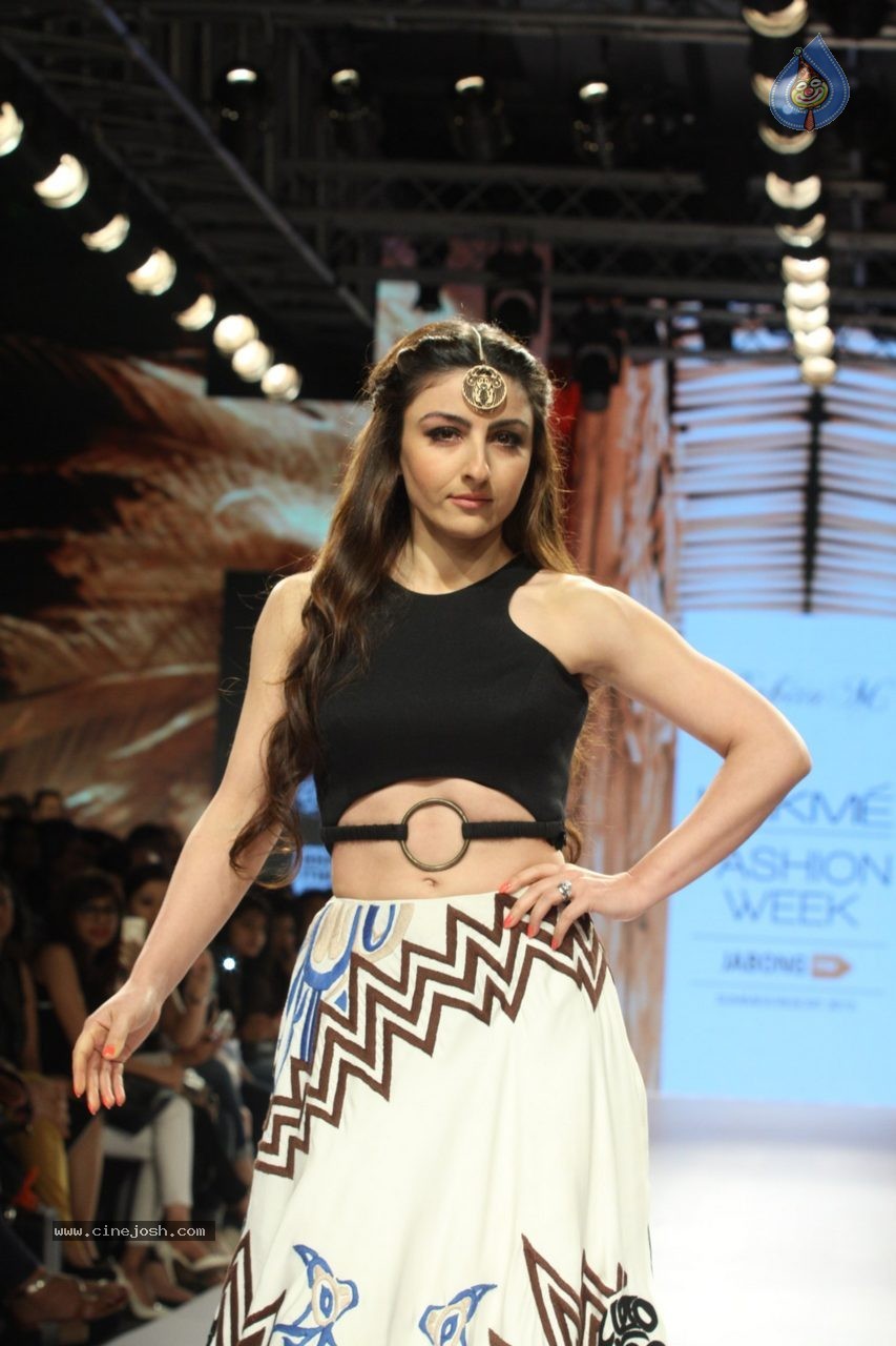 Bolly Celebs at Day 4 LFW Summer Resort 2015 - 19 / 72 photos