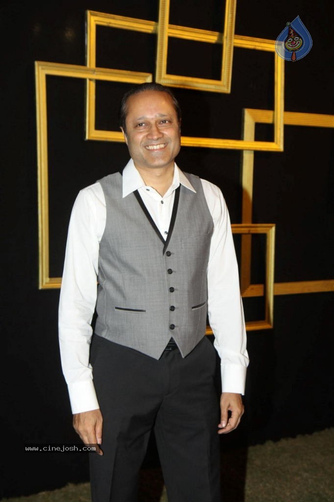 Bolly Celebs at Deepika Padukone Black n Gold Party - 35 / 49 photos