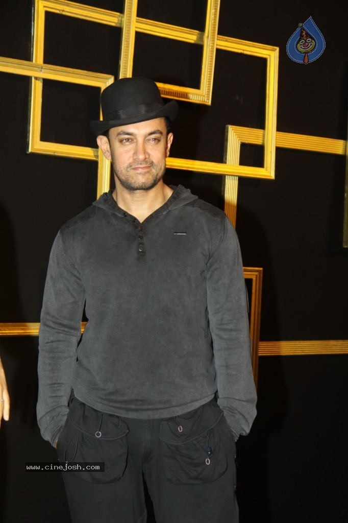 Bolly Celebs at Deepika Padukone Black n Gold Party - 40 / 49 photos