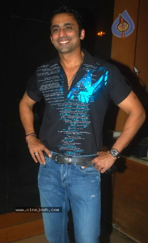 Bolly Celebs at Deepshikha Bash - 27 / 29 photos