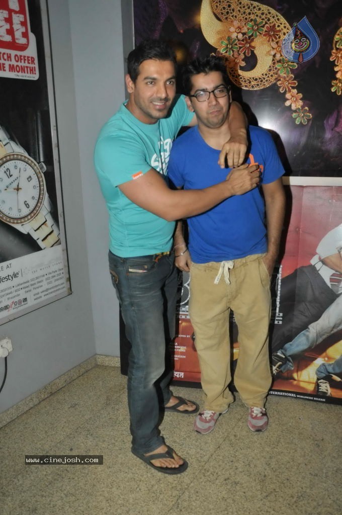 Bolly Celebs at Desi Boyz Movie Premiere Show - 19 / 50 photos