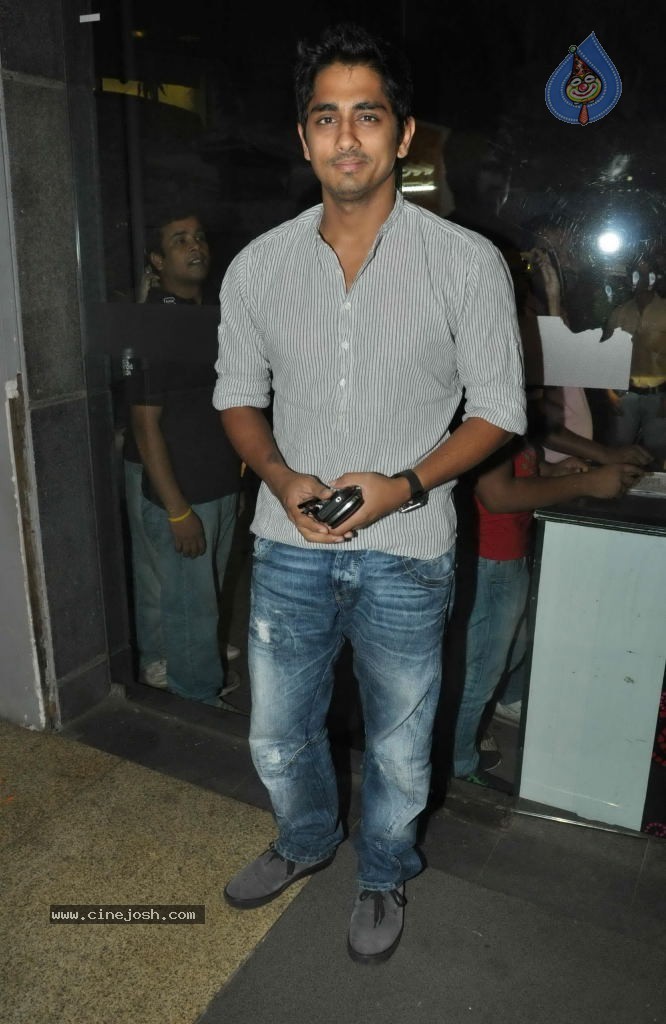 Bolly Celebs at Desi Boyz Movie Premiere Show - 22 / 50 photos