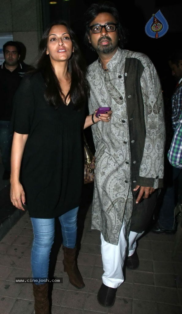 Bolly Celebs at Desi Boyz Movie Premiere Show - 33 / 50 photos