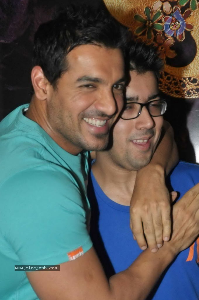 Bolly Celebs at Desi Boyz Movie Premiere Show - 39 / 50 photos