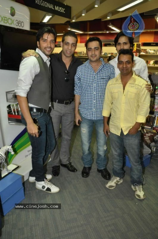 Bolly Celebs at Deswa Movie Music Launch - 23 / 52 photos