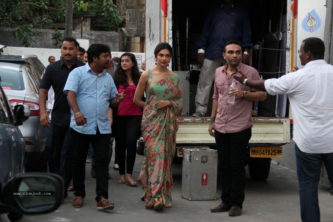 Bolly Celebs at DID Super Mom's Sets - 3 / 61 photos