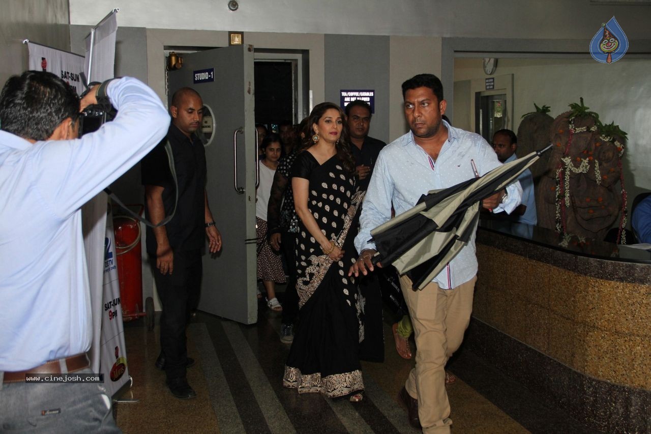 Bolly Celebs at DID Super Mom's Sets - 25 / 61 photos