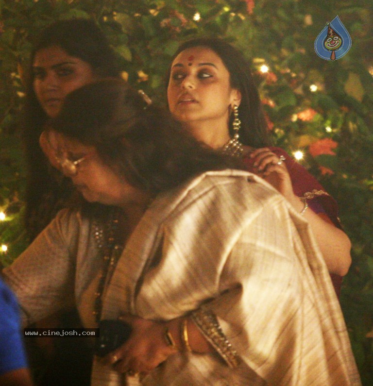 Bolly Celebs at Diwali Celebrations  - 22 / 152 photos