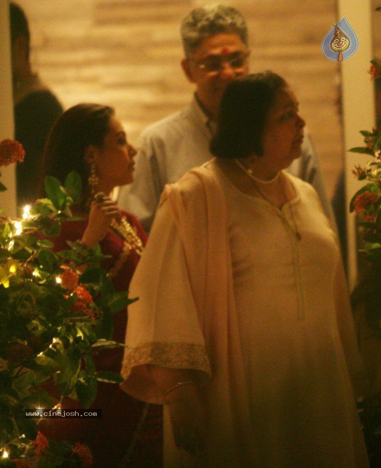 Bolly Celebs at Diwali Celebrations  - 31 / 152 photos