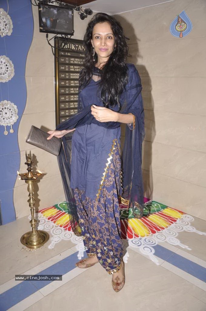 Bolly Celebs at Diwali Celebrations  - 50 / 152 photos