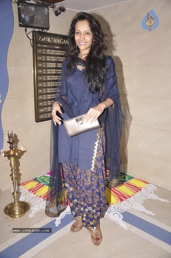 Bolly Celebs at Diwali Celebrations  - 143 / 152 photos