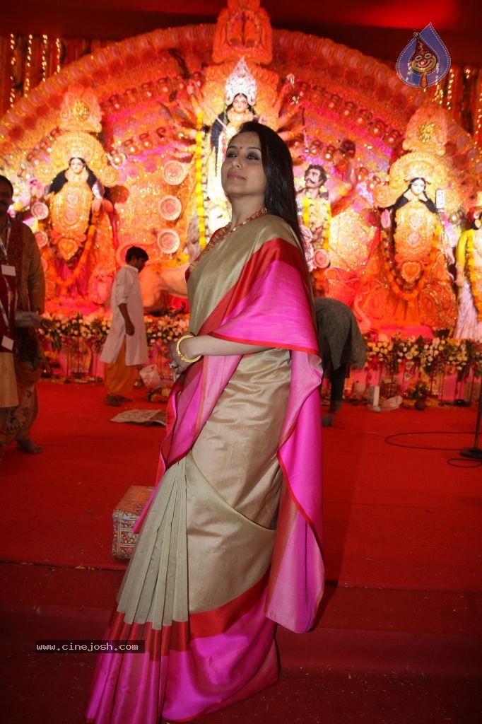 Bolly Celebs at Durga Pooja - 21 / 78 photos