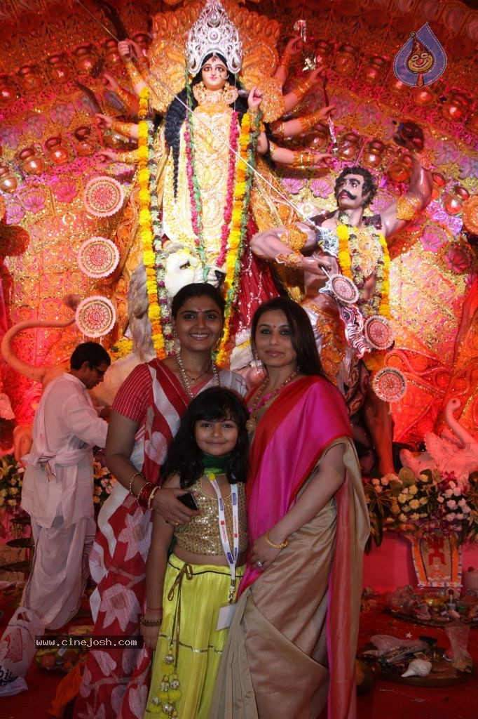 Bolly Celebs at Durga Pooja - 22 / 78 photos