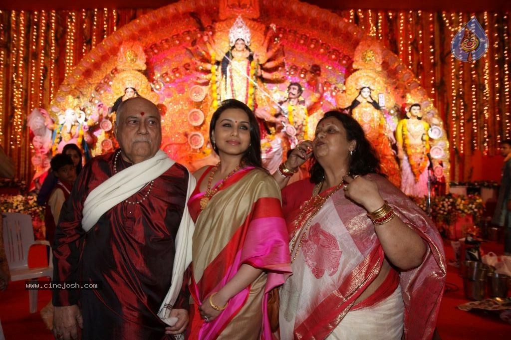 Bolly Celebs at Durga Pooja - 30 / 78 photos