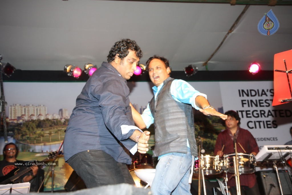 Bolly Celebs at Durga Pooja - 36 / 78 photos