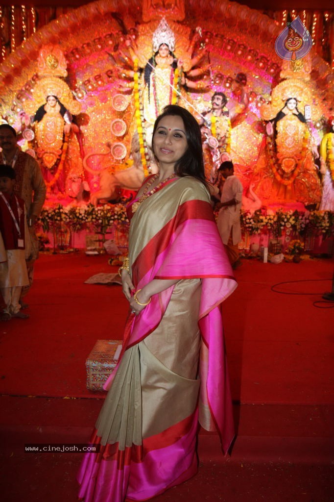 Bolly Celebs at Durga Pooja - 64 / 78 photos