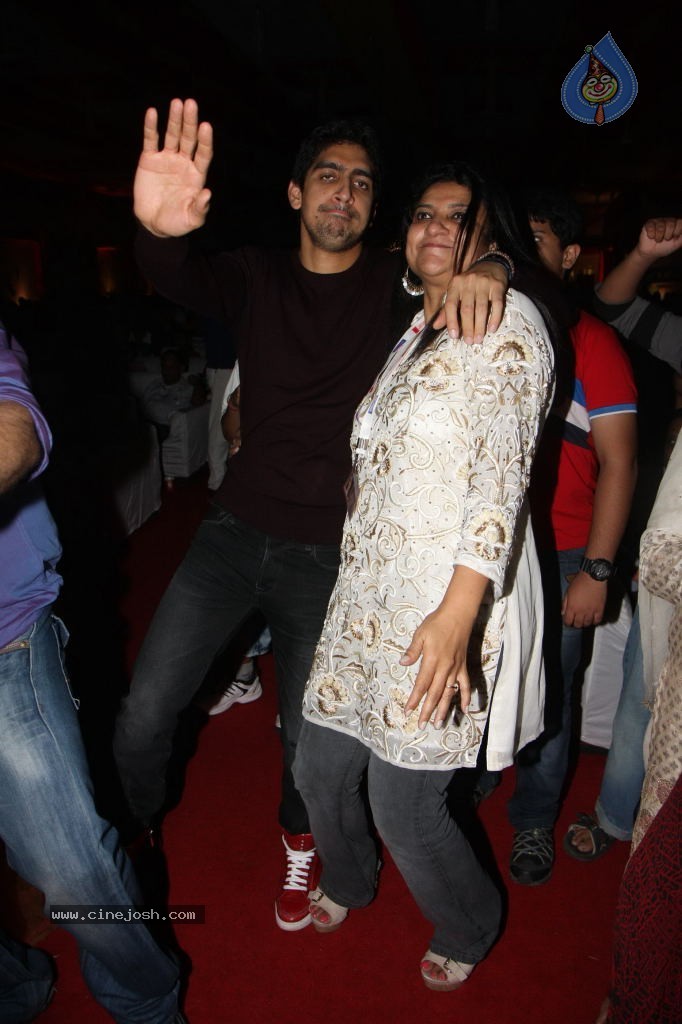 Bolly Celebs at Durga Pooja - 73 / 78 photos