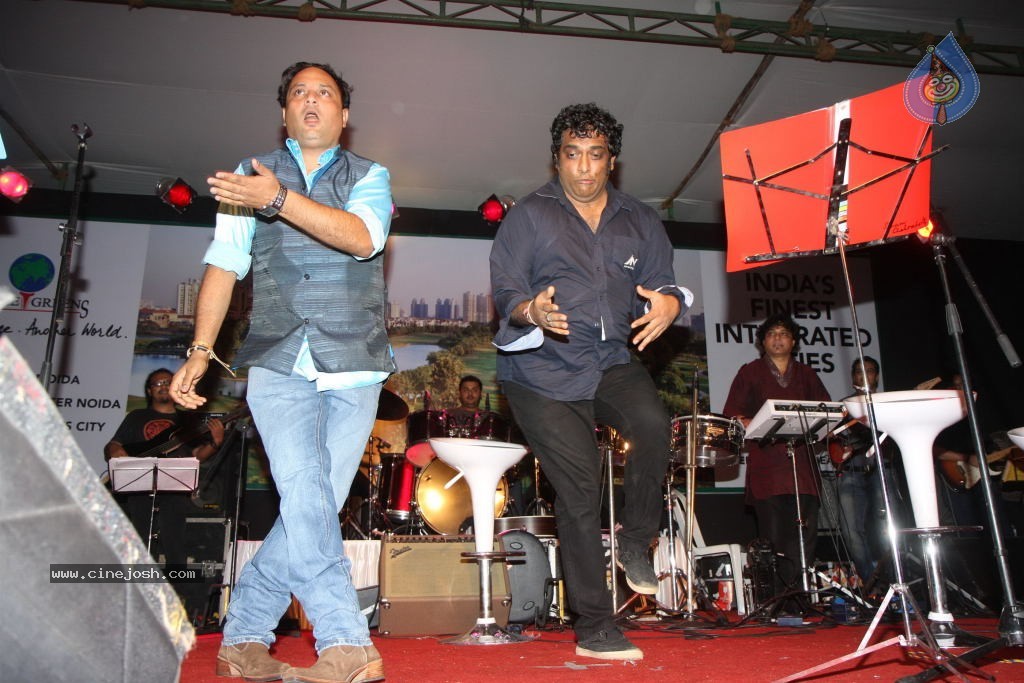 Bolly Celebs at Durga Pooja - 74 / 78 photos