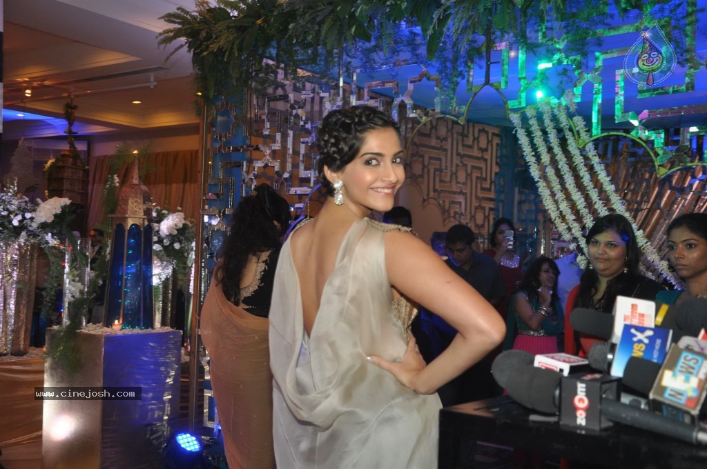 Bolly Celebs at Ekta Kapoor Iftar Party - 71 / 113 photos