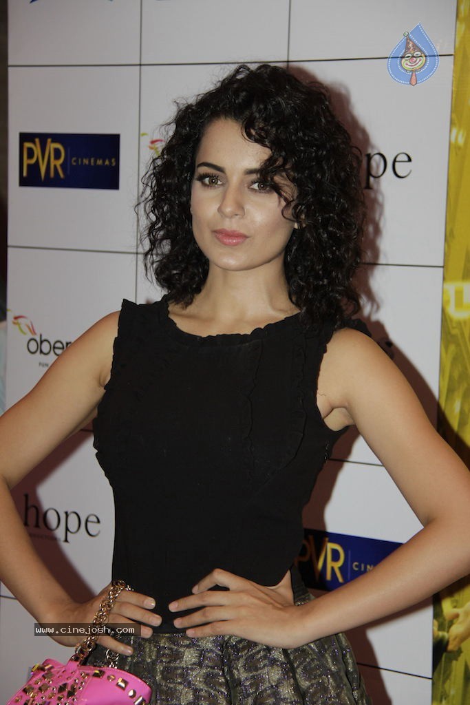 Bolly Celebs at English Vinglish Premiere Show - 71 / 115 photos