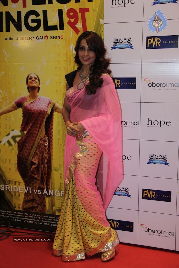 Bolly Celebs at English Vinglish Premiere Show - 90 / 115 photos