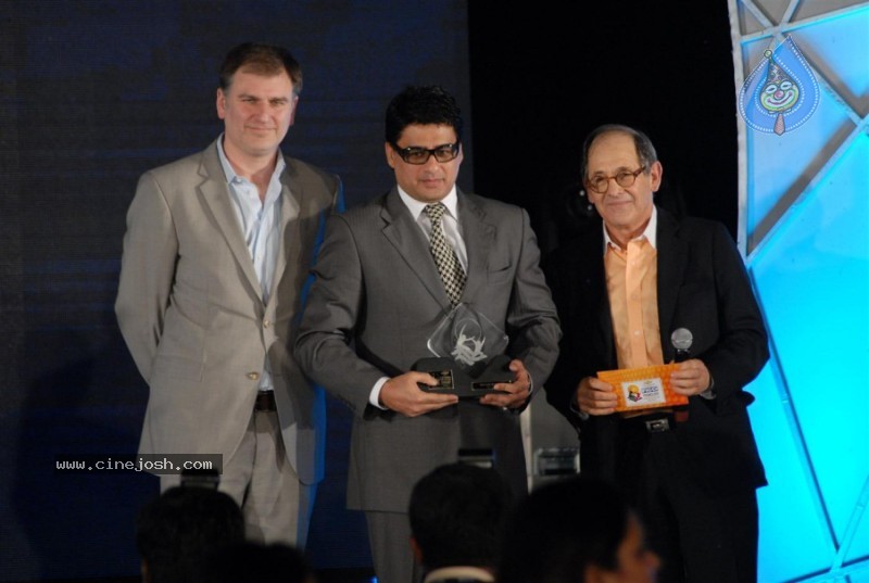 Bolly Celebs at FICCI Frames Finale - 21 / 40 photos