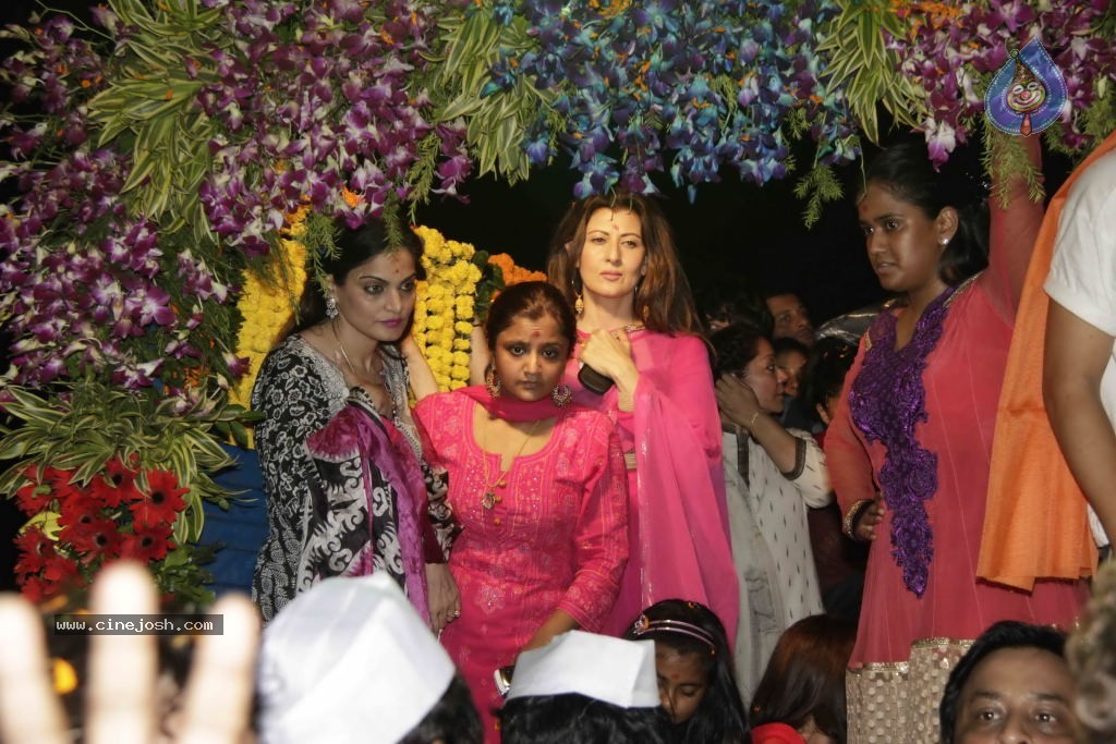 Bolly Celebs at Ganesh Visarjan Event - 13 / 106 photos