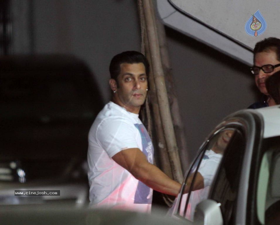 Bolly Celebs at Ganesh Visarjan Event - 30 / 106 photos