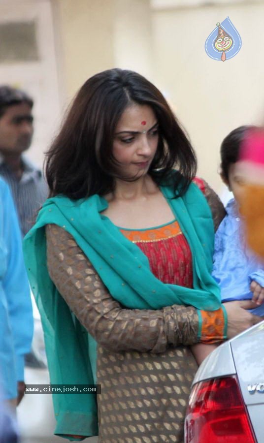 Bolly Celebs at Ganesh Visarjan Event - 42 / 106 photos