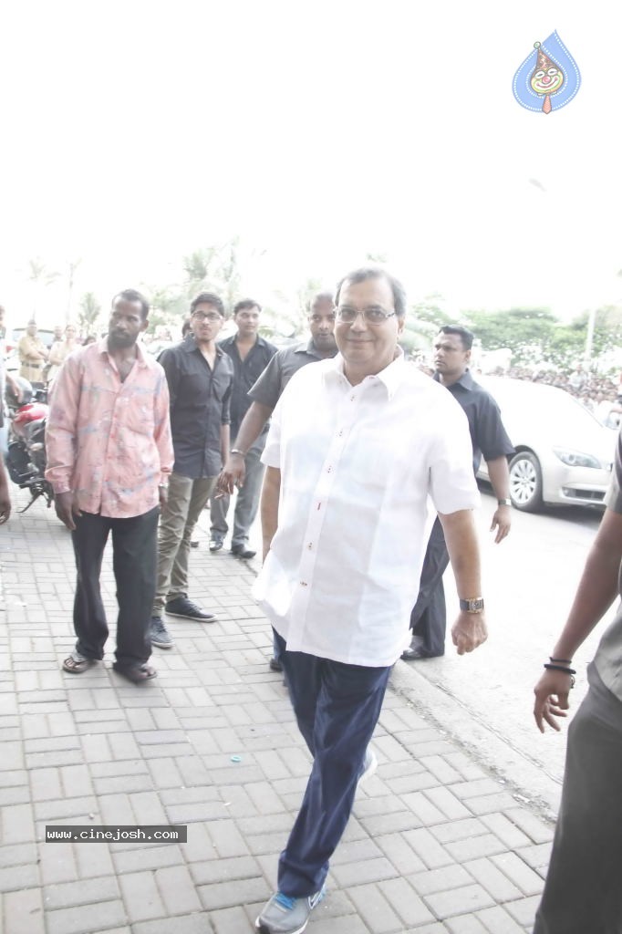 Bolly Celebs at Ganesh Visarjan Event - 48 / 106 photos