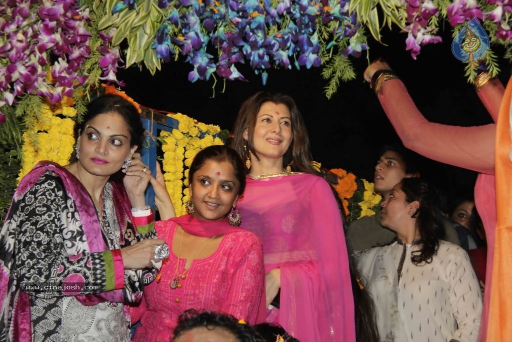 Bolly Celebs at Ganesh Visarjan Event - 58 / 106 photos