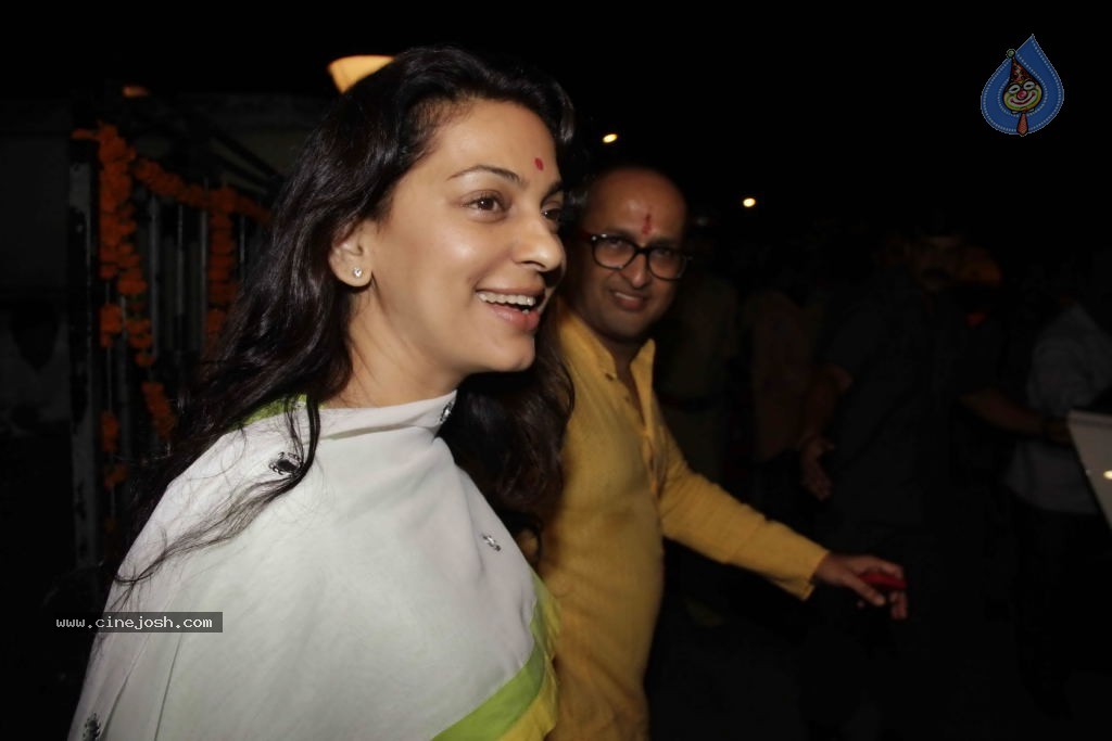 Bolly Celebs at Ganesh Visarjan Event - 101 / 106 photos