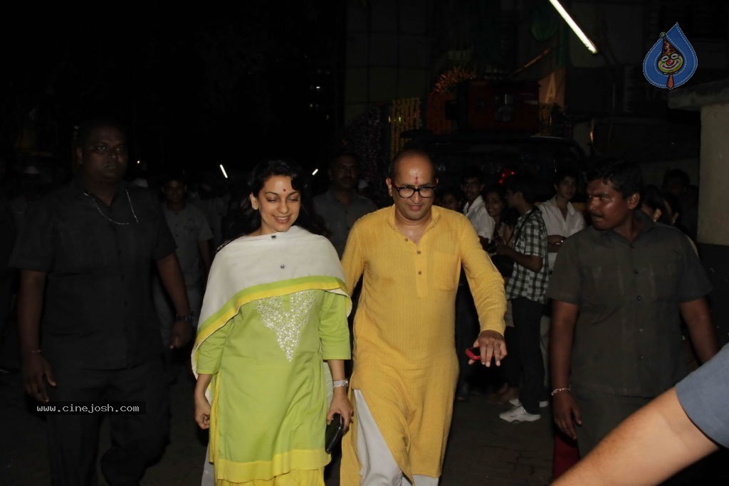 Bolly Celebs at Ganesh Visarjan Event - 102 / 106 photos