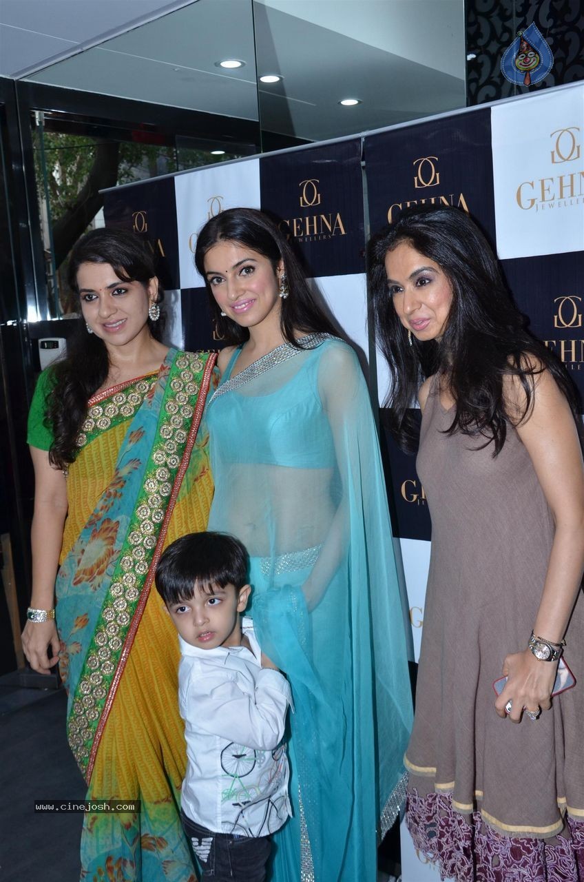 Bolly Celebs at Gehana Jewellers Event - 20 / 42 photos