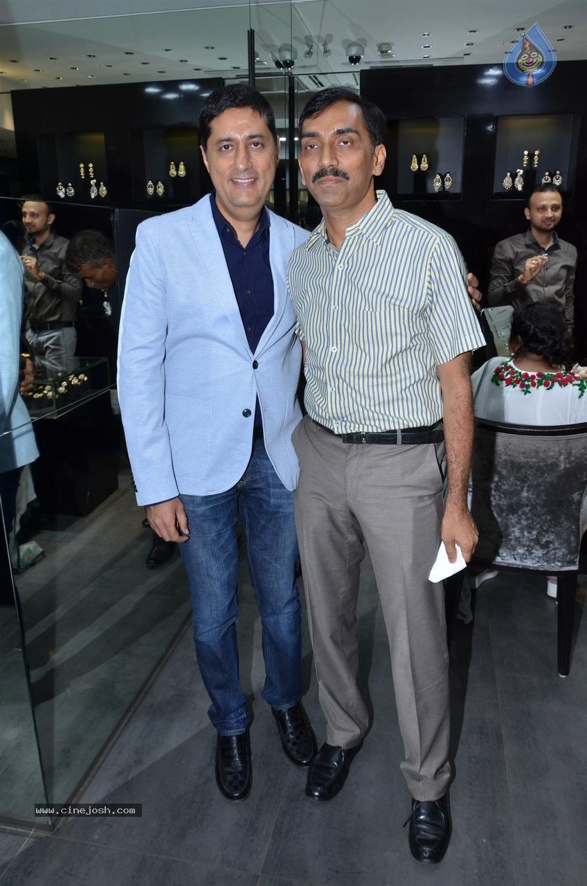 Bolly Celebs at Gehana Jewellers Event - 28 / 42 photos