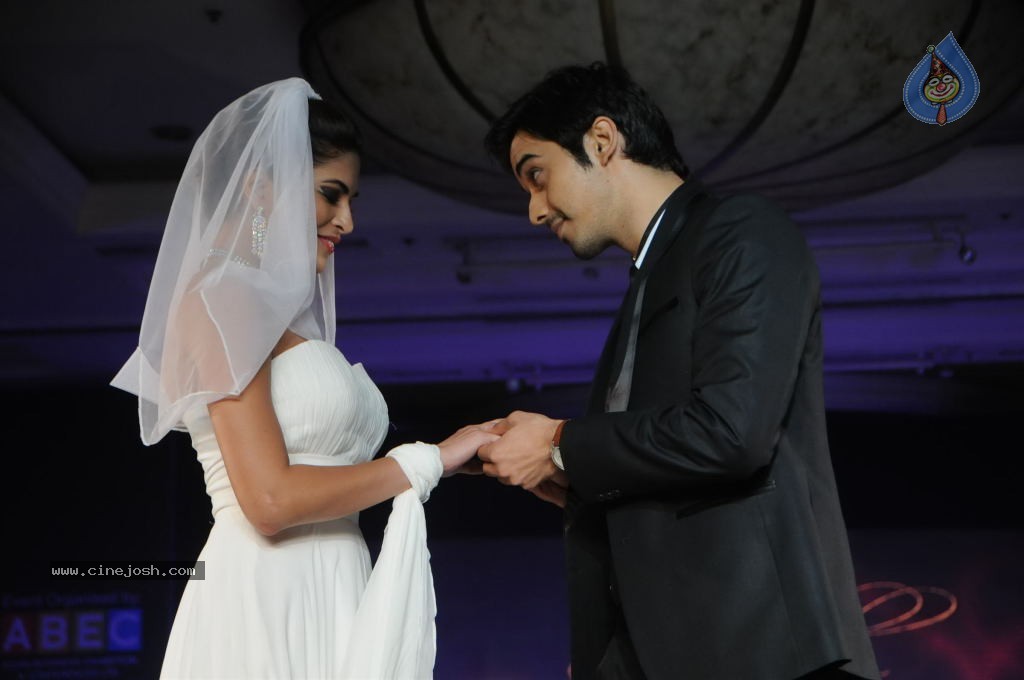 Bolly Celebs at Glamour Style Walk Fashion Show - 27 / 46 photos