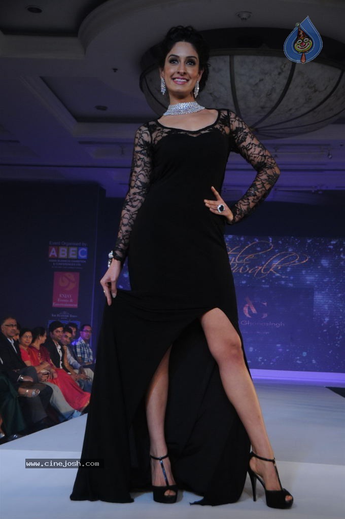 Bolly Celebs at Glamour Style Walk Fashion Show - 32 / 46 photos