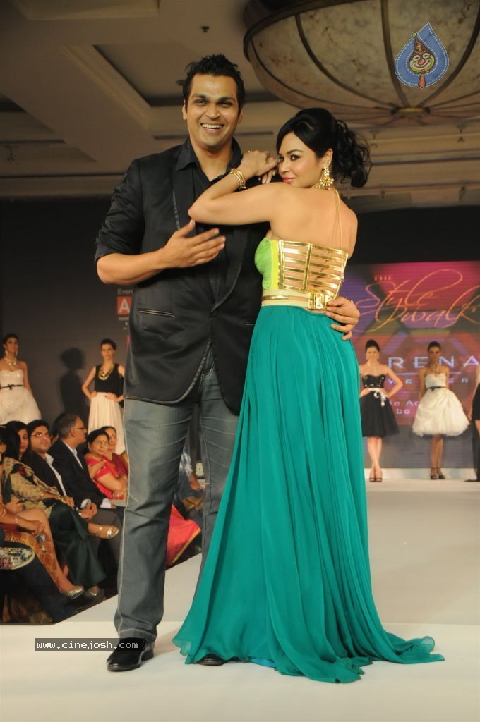 Bolly Celebs at Glamour Style Walk Fashion Show - 35 / 46 photos