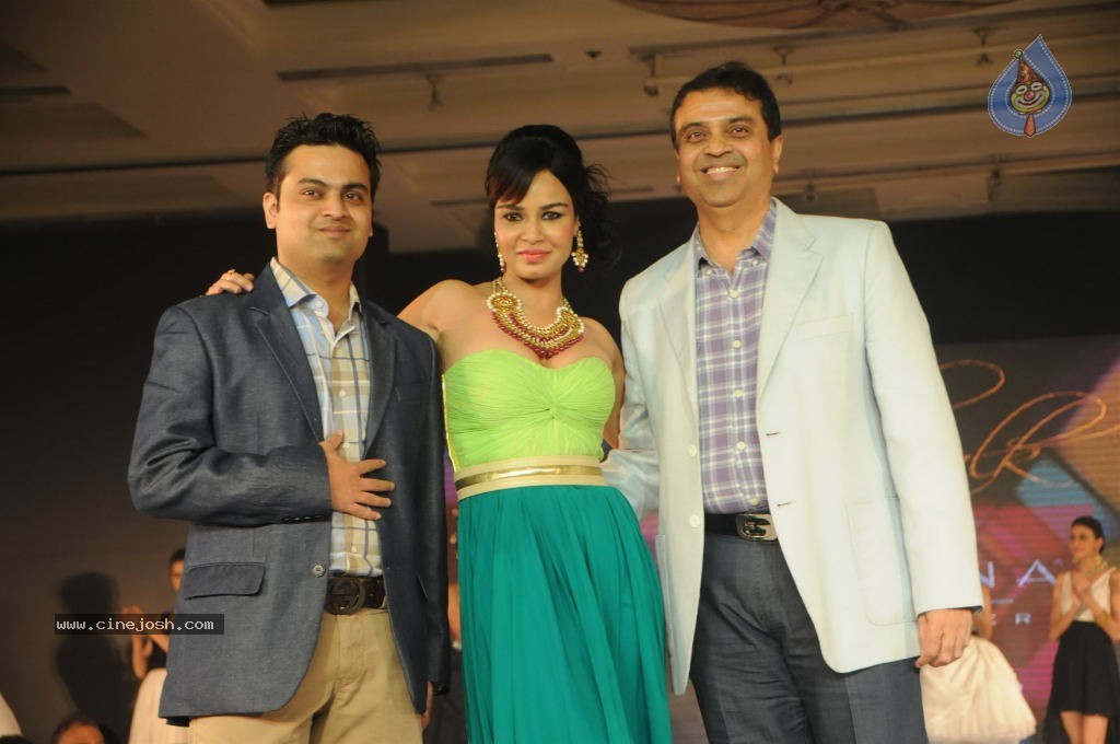 Bolly Celebs at Glamour Style Walk Fashion Show - 36 / 46 photos