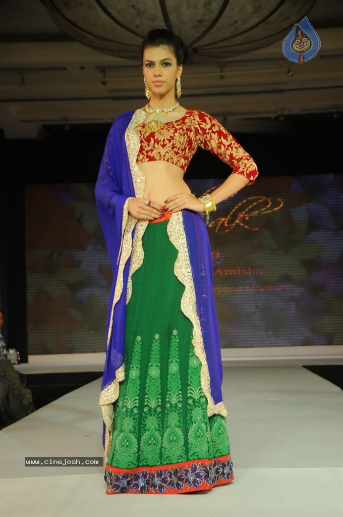 Bolly Celebs at Glamour Style Walk Fashion Show - 39 / 46 photos