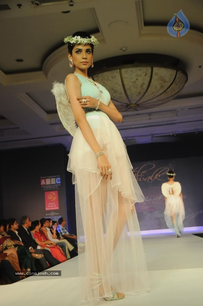 Bolly Celebs at Glamour Style Walk Fashion Show - 42 / 46 photos