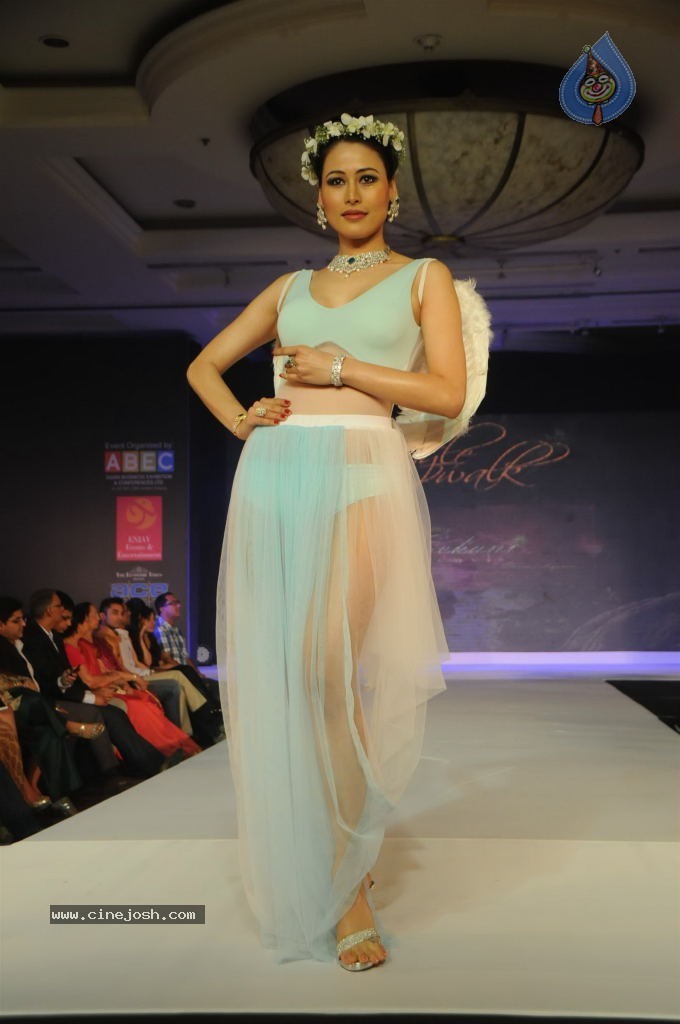 Bolly Celebs at Glamour Style Walk Fashion Show - 43 / 46 photos