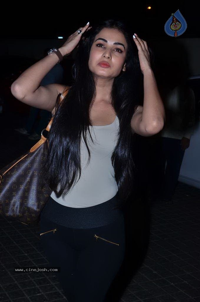 Bolly Celebs at Gori Tere Pyaar Mein Special Screening - 29 / 119 photos