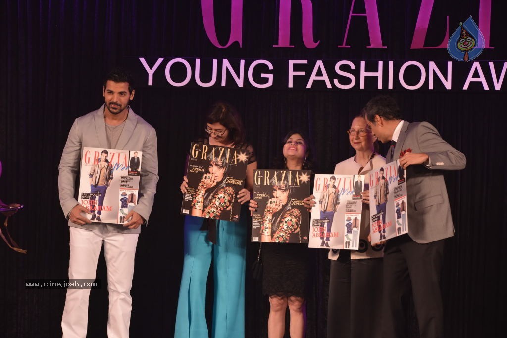 Bolly Celebs at Grazia Young Fashion Awards - 18 / 37 photos