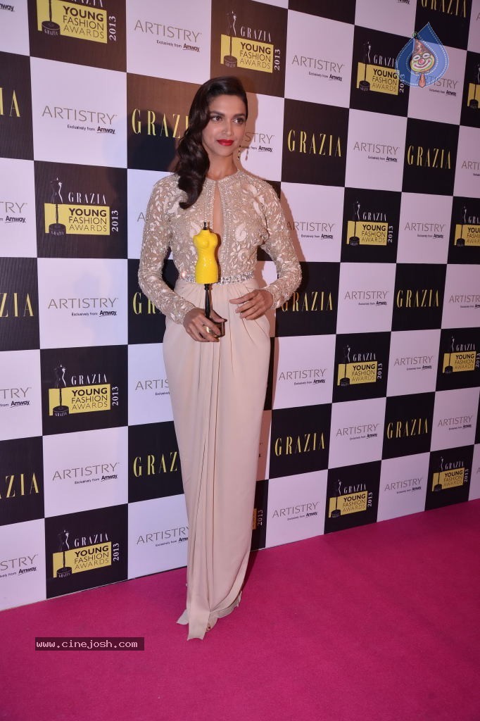 Bolly Celebs at Grazia Young Fashion Awards - 22 / 37 photos