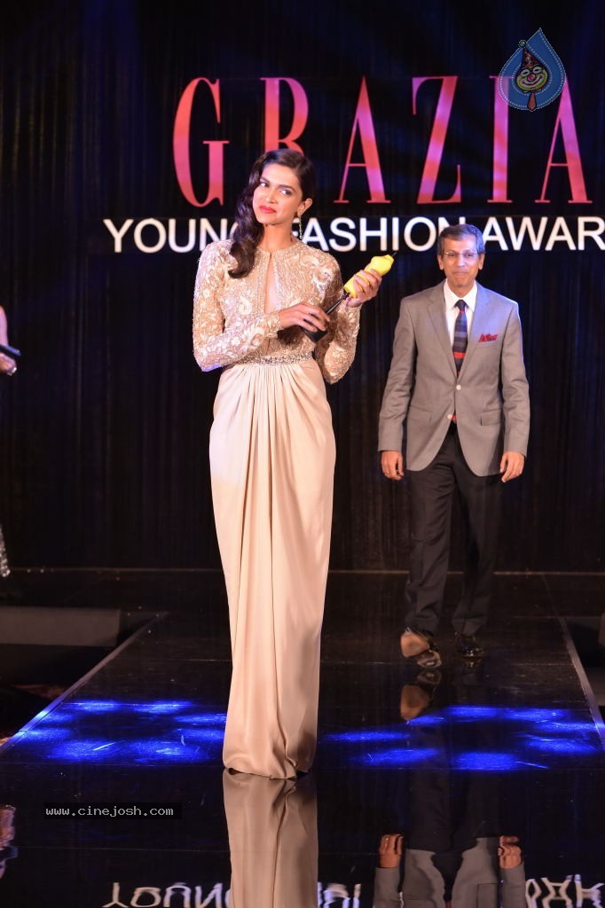 Bolly Celebs at Grazia Young Fashion Awards - 23 / 37 photos