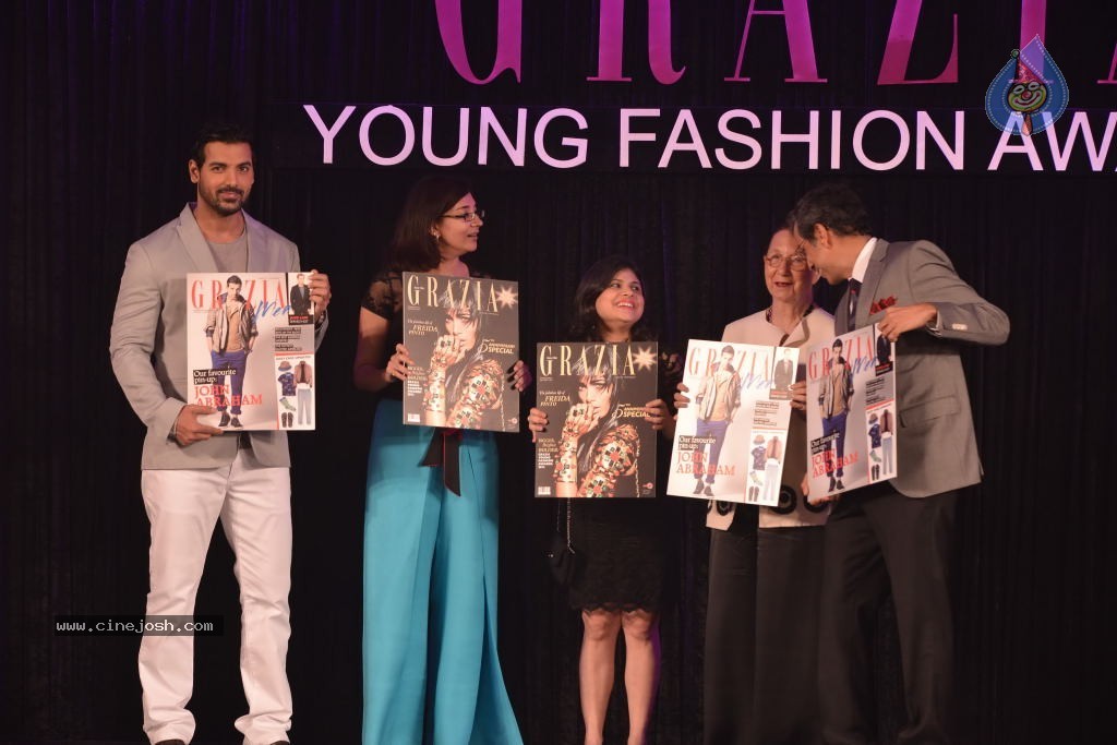 Bolly Celebs at Grazia Young Fashion Awards - 30 / 37 photos