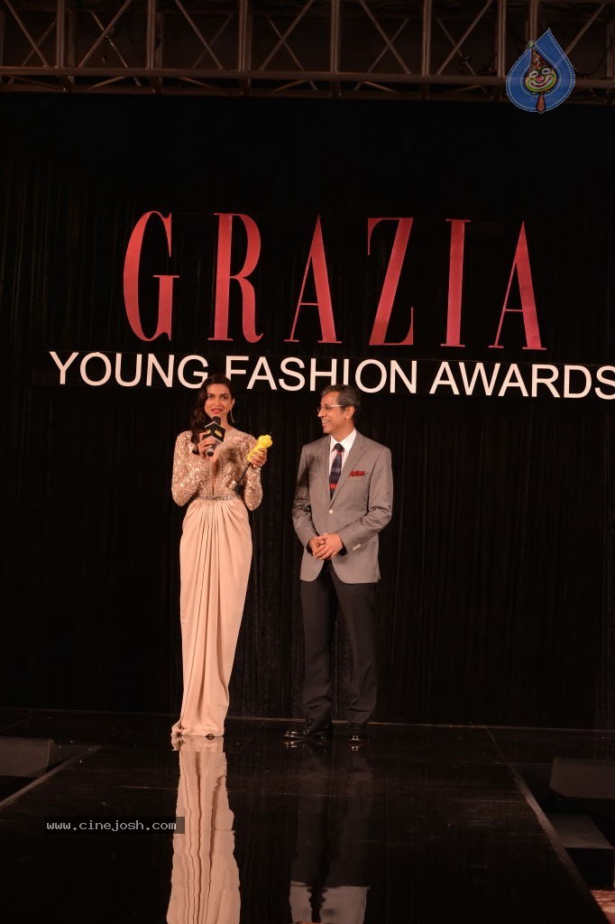 Bolly Celebs at Grazia Young Fashion Awards - 31 / 37 photos